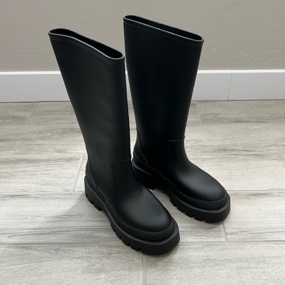 Rubber size 8.5-9 waterproof comfy padding on soul bought from ASOS for $100 - Picture 4 of 4